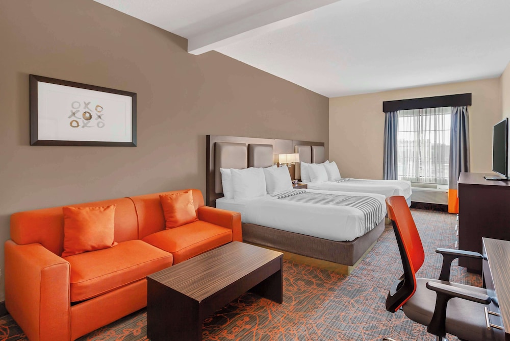 Executive Room, 2 Queen Beds, Non Smoking, Refrigerator & Microwave (with Sofabed) - Photo 2