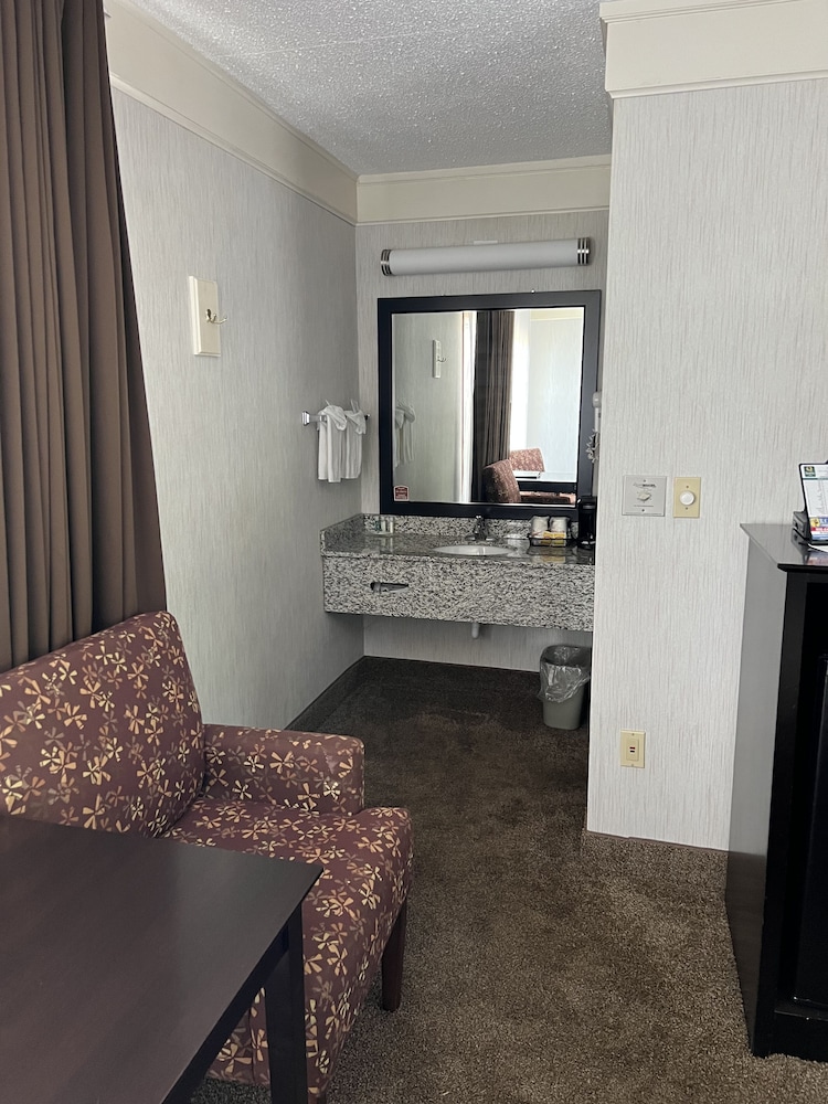 Standard Room, 2 Queen Beds, Non Smoking, Ground Floor photo 3