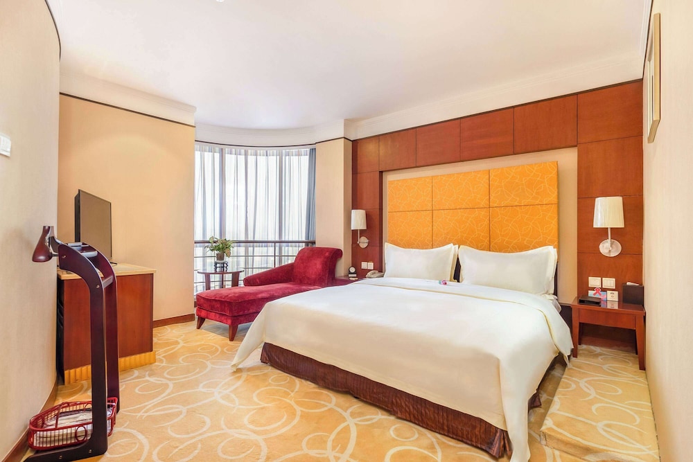 Executive Suite, 1 King Bed, Smoking photo 1
