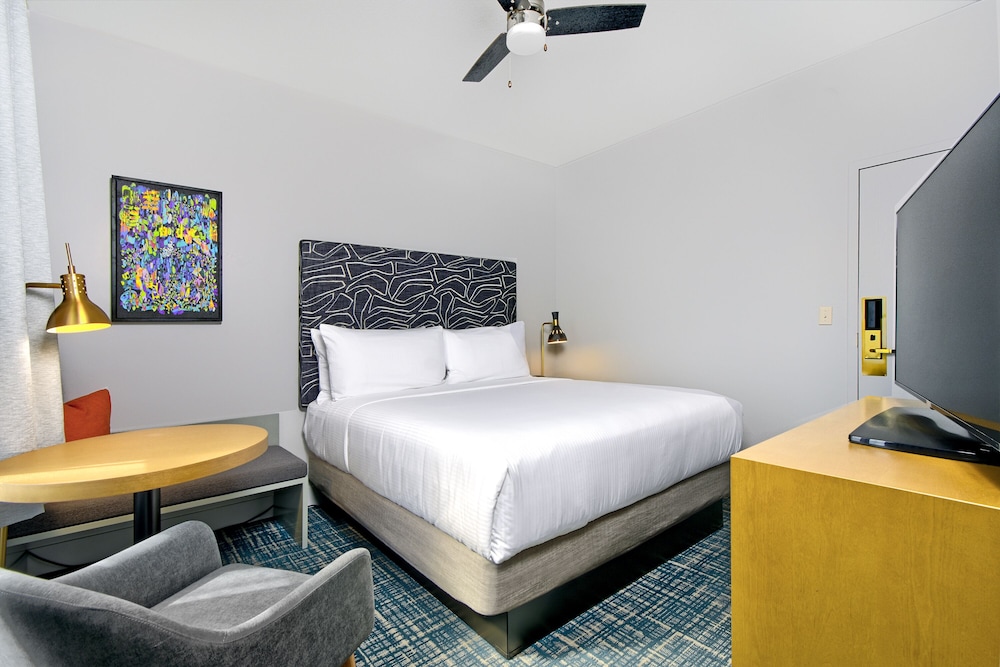 Deluxe Room, 1 Queen Bed, Non Smoking, Courtyard View - Photo 5