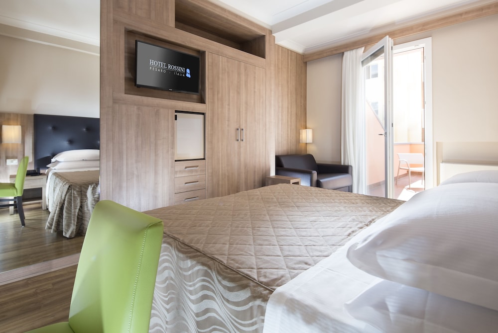 Double or Twin Room, Non Smoking, Partial Sea View photo 3