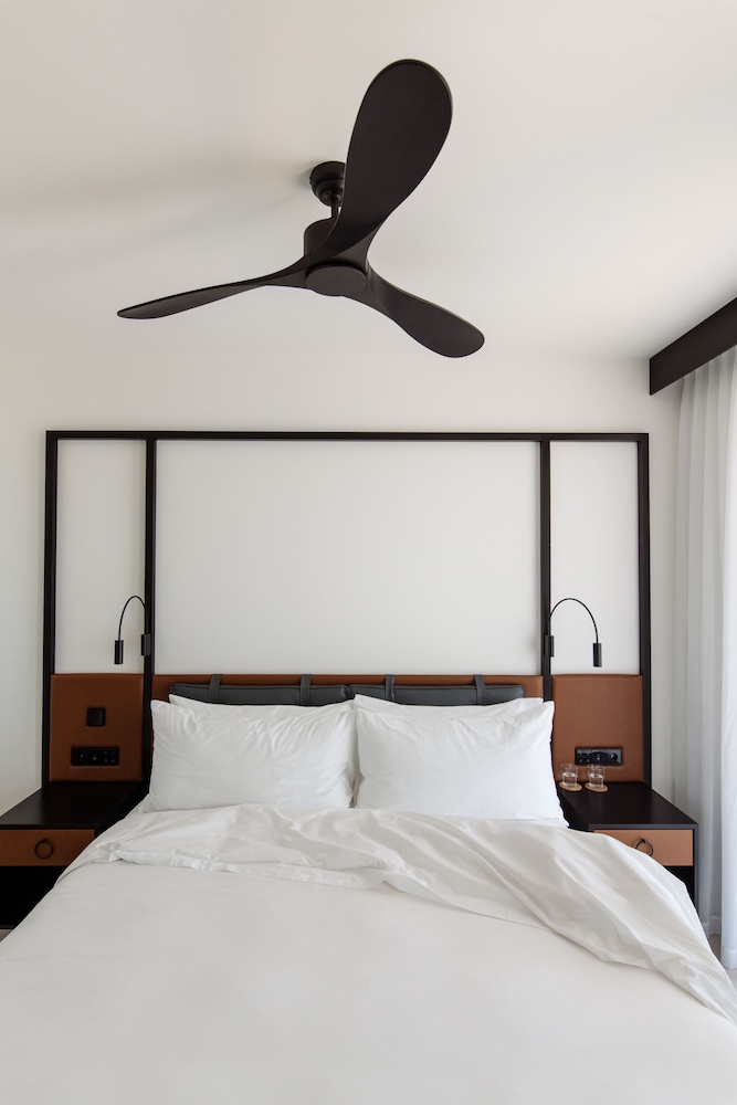Deluxe Room, 1 King Bed, Balcony - Photo 18