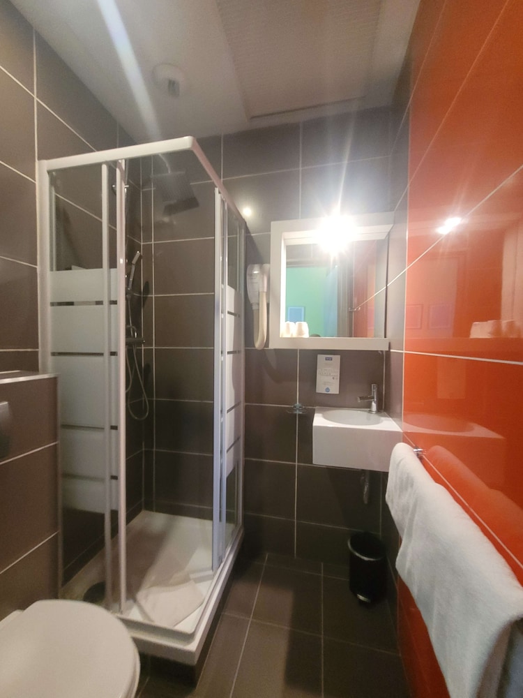 Standard Room, 3 Twin Beds - Photo 32