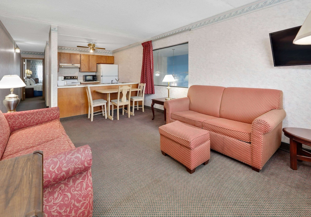 Suite, 1 King Bed, Non Smoking photo 1