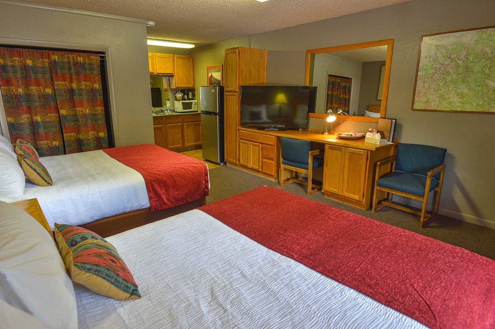 Room, 2 Queen Beds, Kitchenette