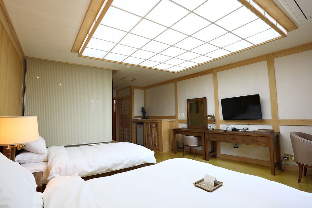 Standard Room (Bed, Free Nature Park) - Photo 4