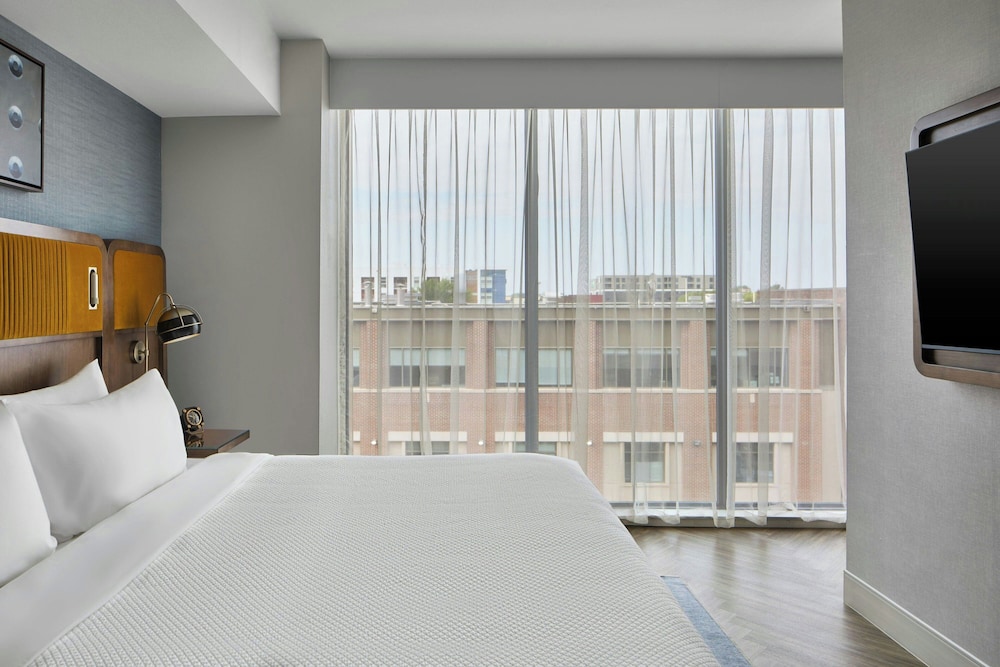 Suite, 1 King Bed, City View photo 3