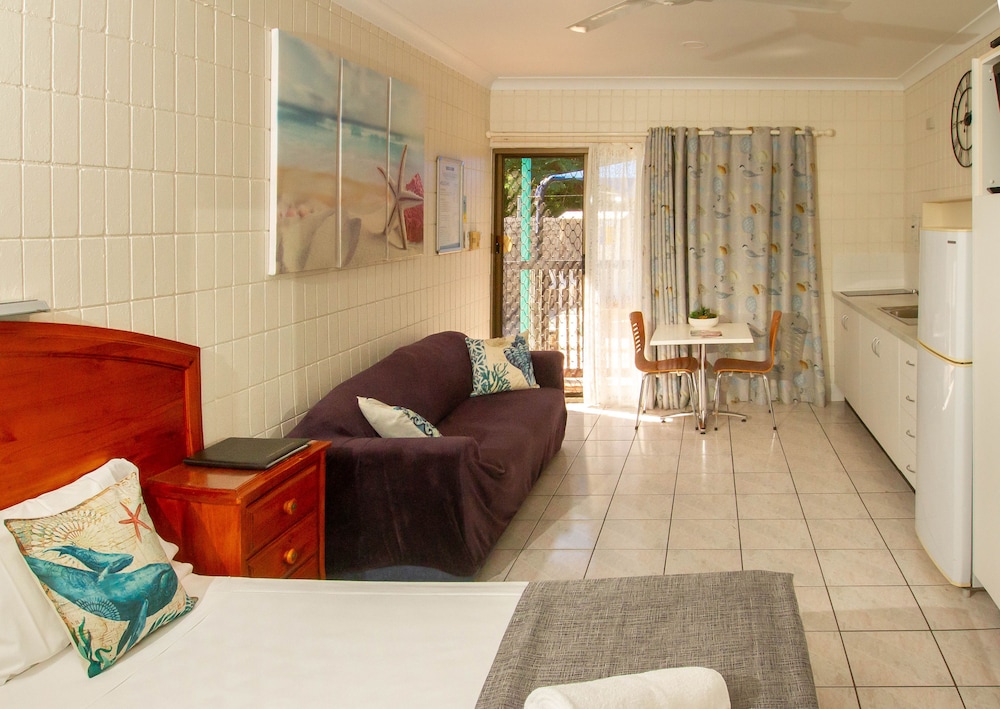 Queen Bed With Sofa photo 2