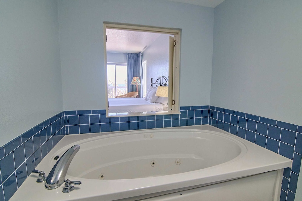 King Jacuzzi Unit - 3rd Floor - Photo 4