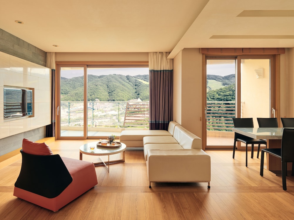 [Winter PKG] Silver Suite (Kitchen/Park View/Bed) - Choose 1,3-hour Ski Lift or Snowy Land(2tickets) photo 3