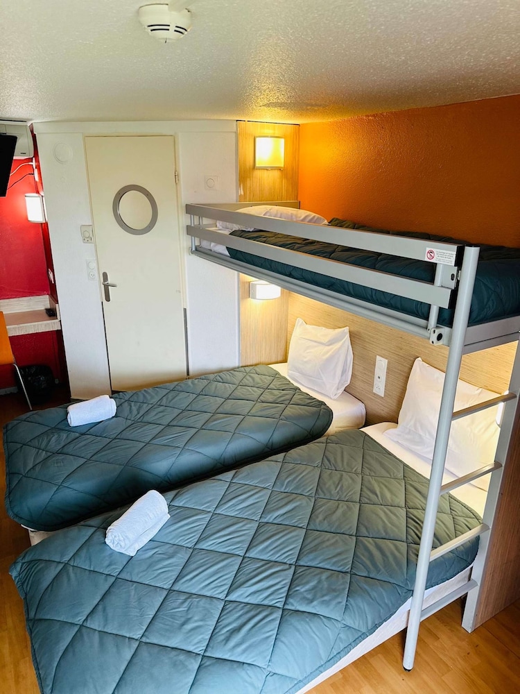 Standard Room, 3 Twin Beds - Photo 1