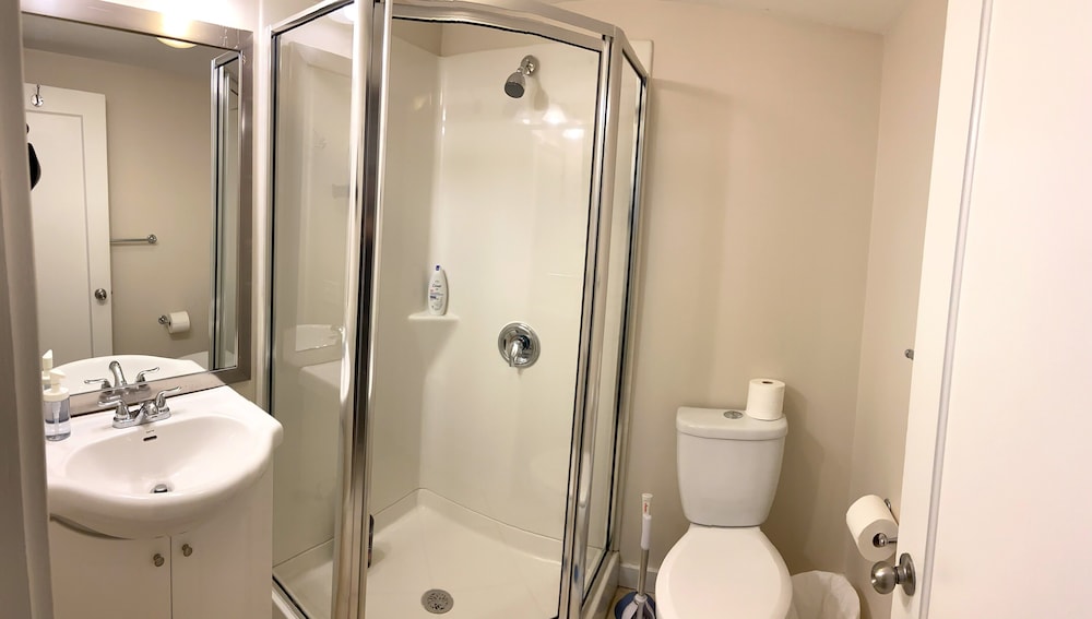 Basic Room, 1 Queen Bed (Lower Level)