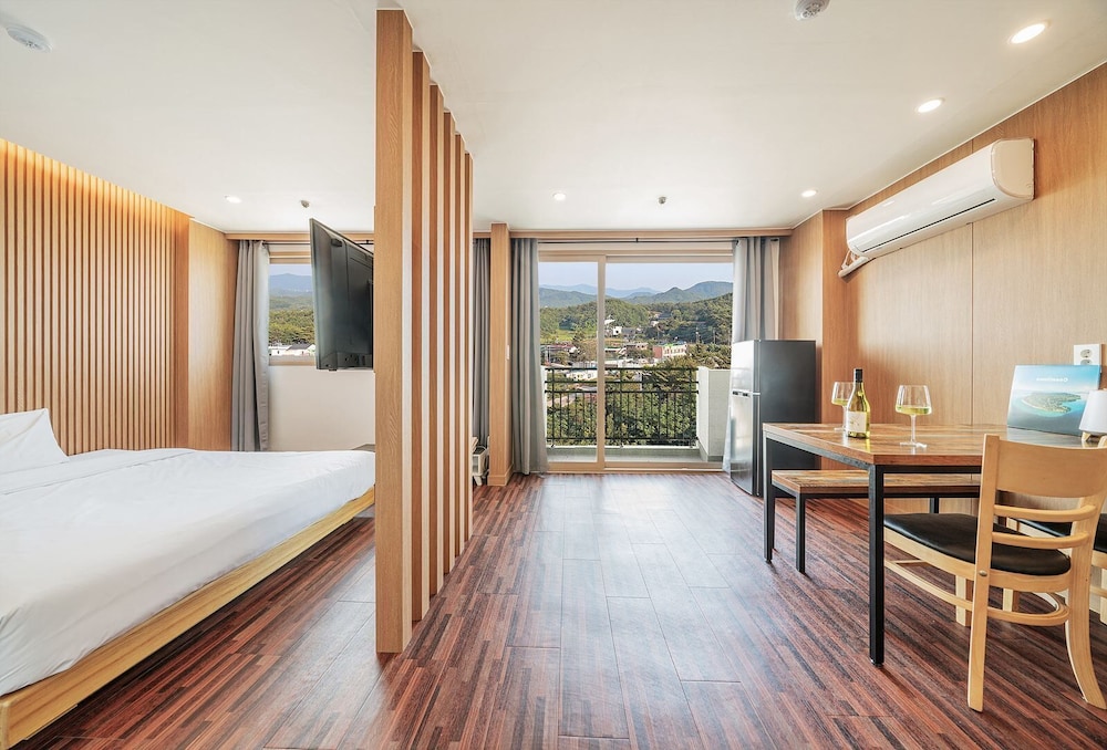 [Breakfast for 2] Deluxe Forest View Suite Condo