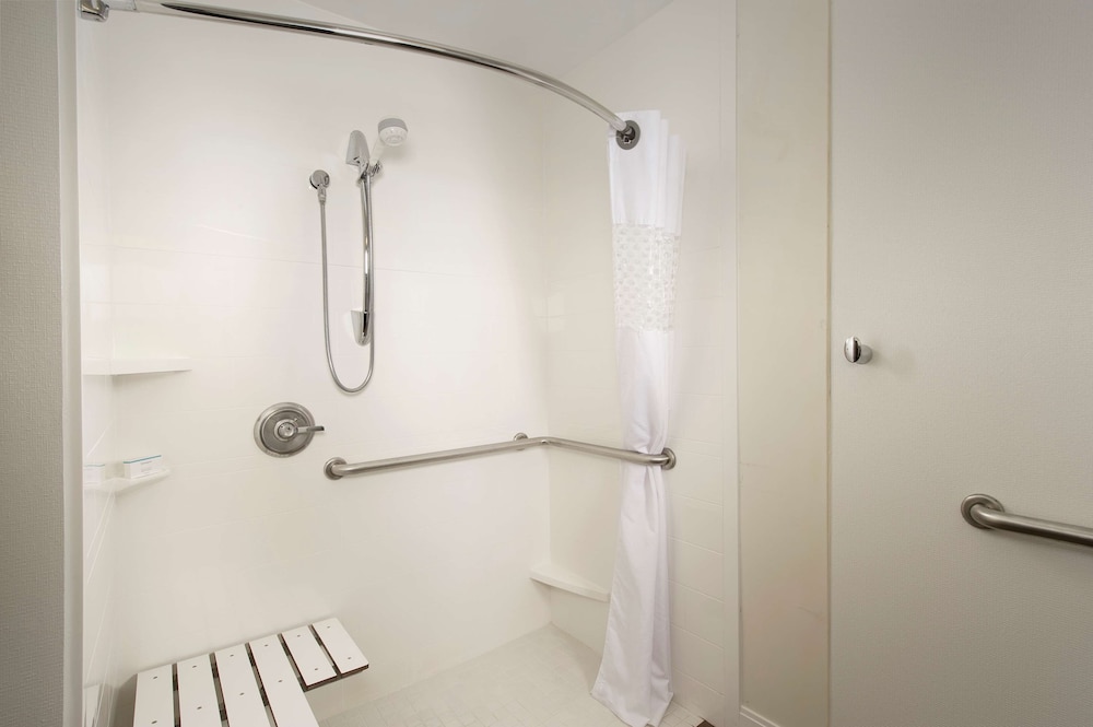 Room, 2 Queen Beds, Accessible, Non Smoking (Roll-In Shower) - Photo 3