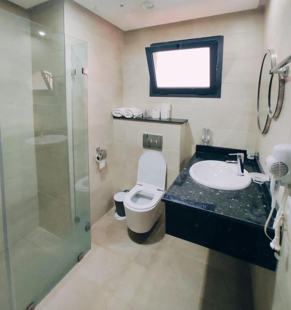 Deluxe Single Room, 1 King Bed photo 2
