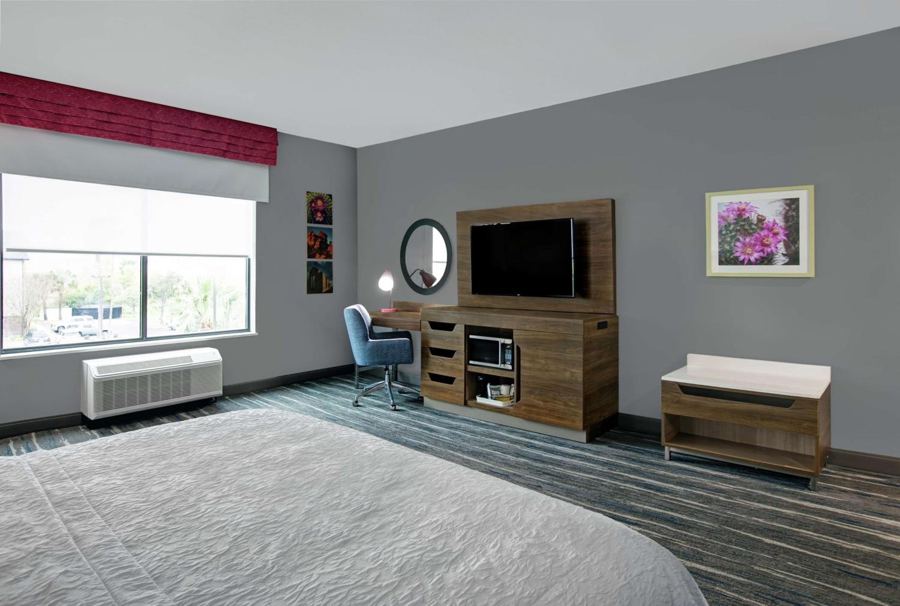 King Room with Sofa Bed - Mobility Access/Non-Smoking - Photo 1