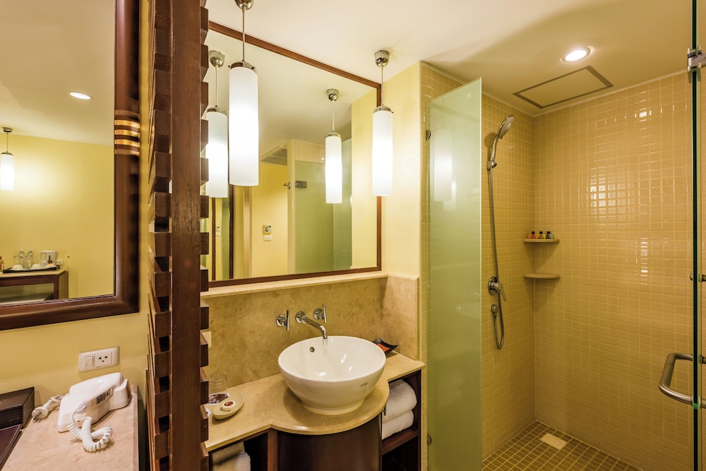 Deluxe Garden Wing King Room - Photo 4