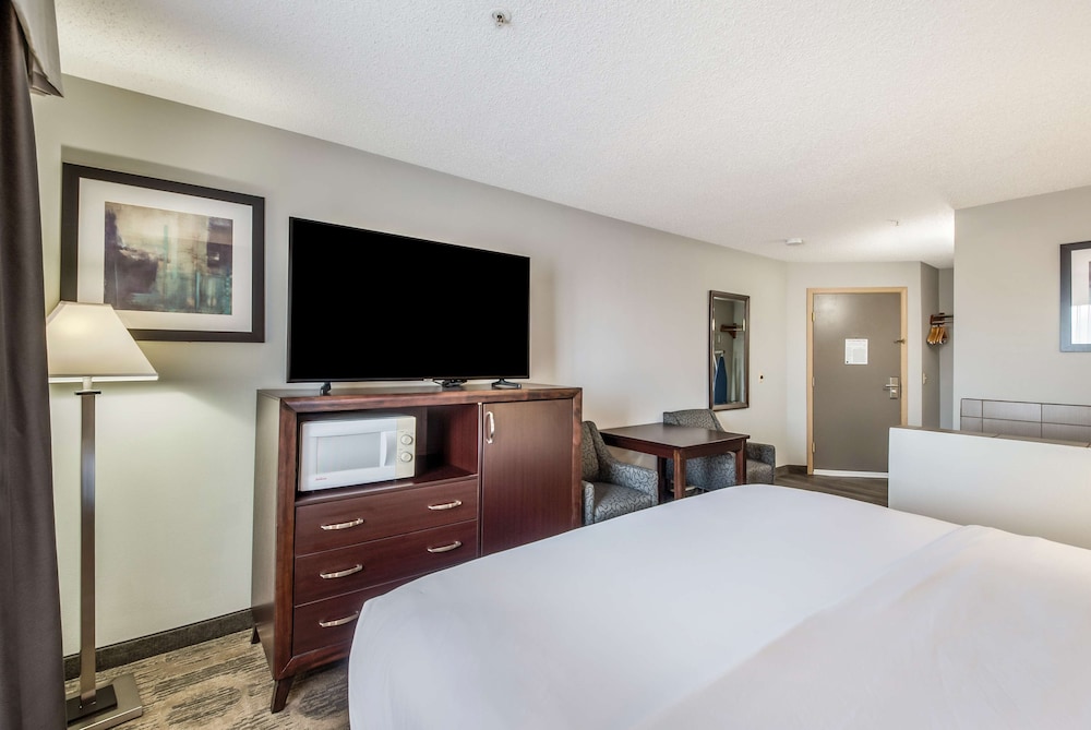 Suite, 1 King Bed, Jetted Tub - Photo 2