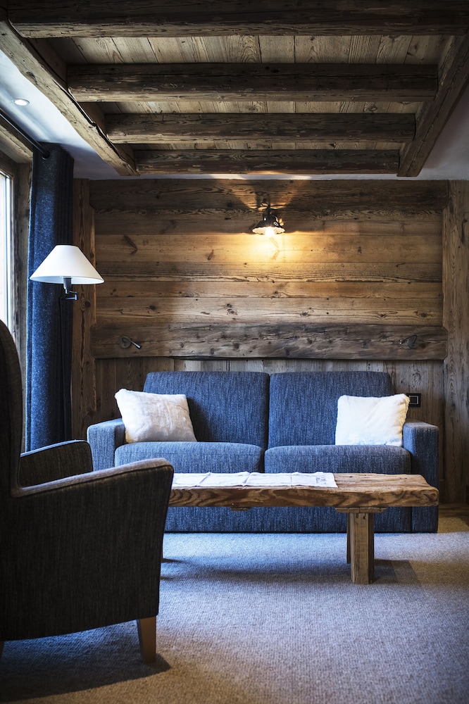 Luxury Suite - Photo 4