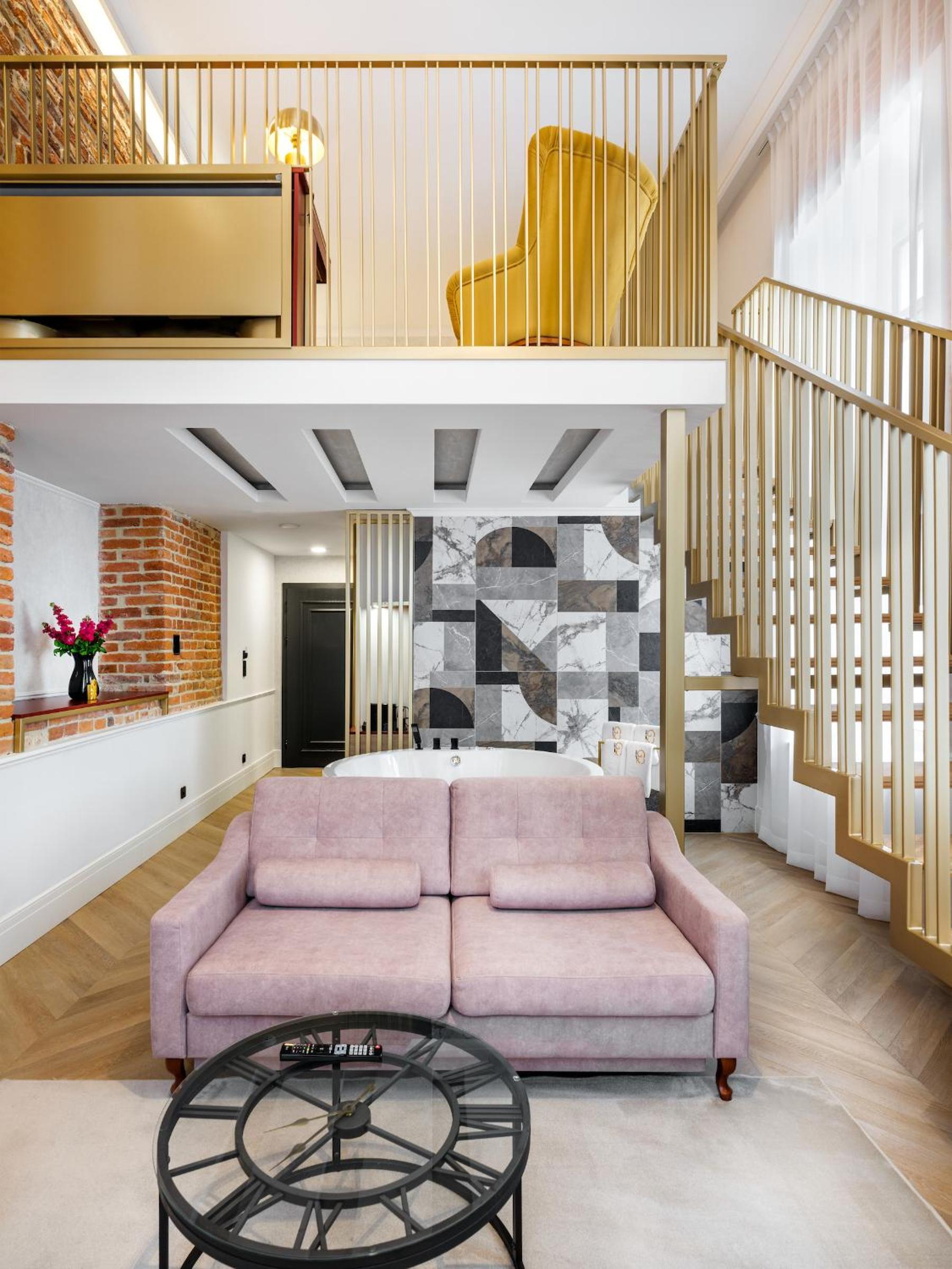 Apartment - Split Level - Photo 2