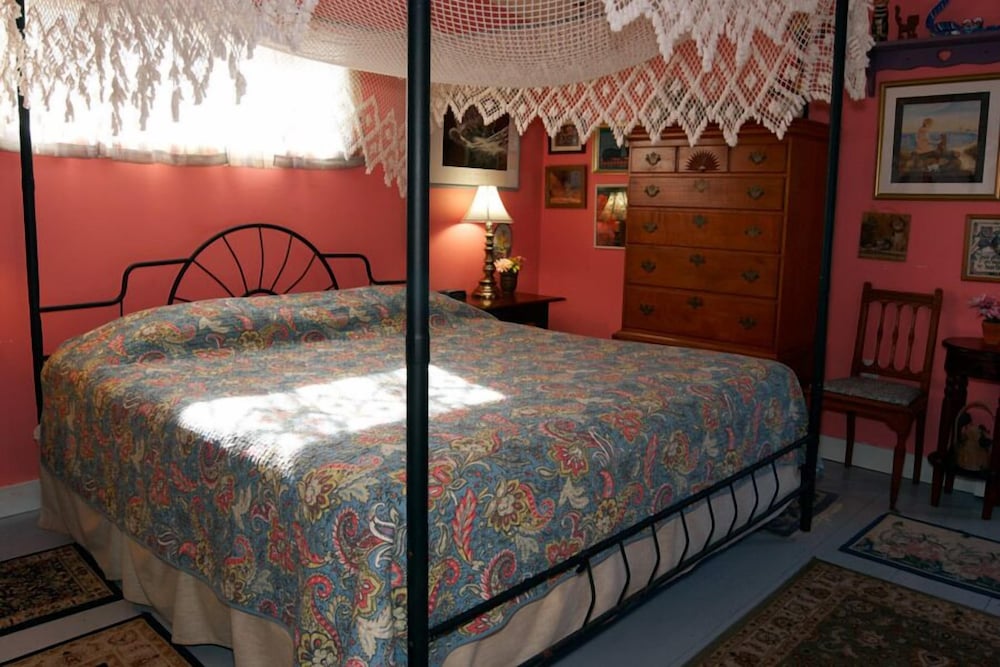 Standard Room, 1 Queen Bed photo 3