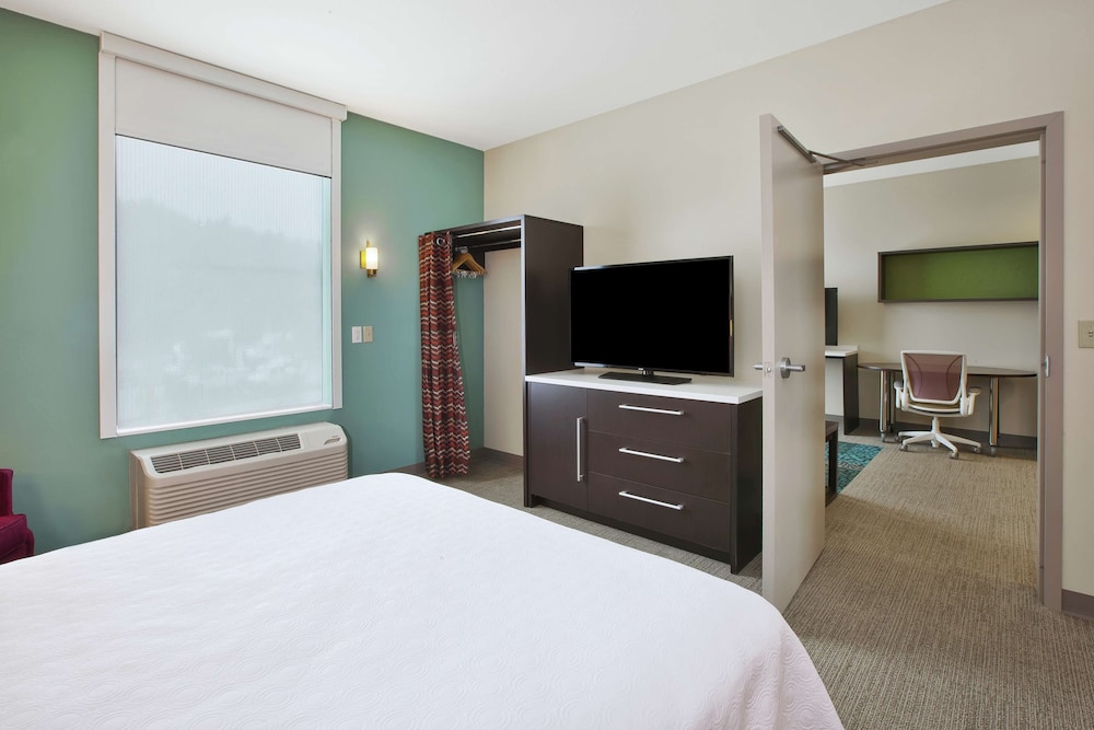 Suite, 1 Queen Bed, Accessible, Bathtub photo 3