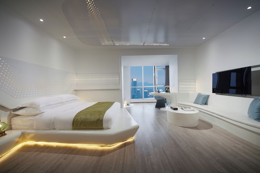 Comfort Suite, 1 Queen Bed, City View photo 2