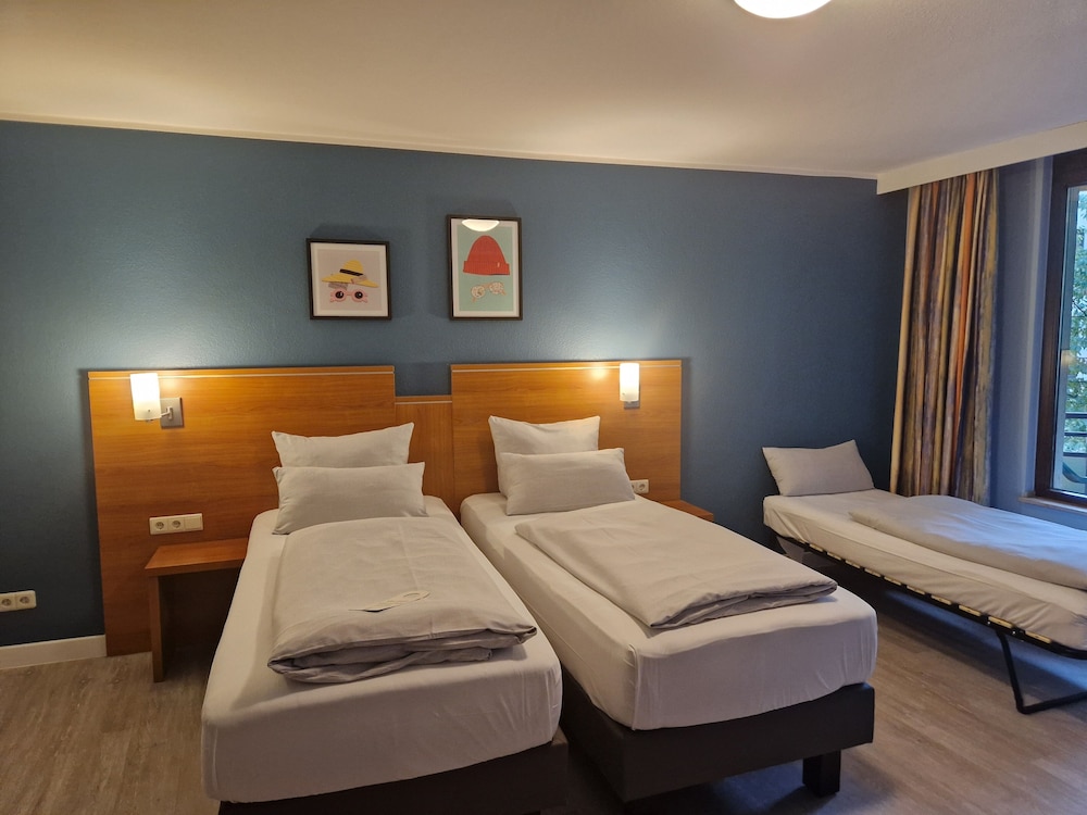 Standard Room, Multiple Beds - Photo 5