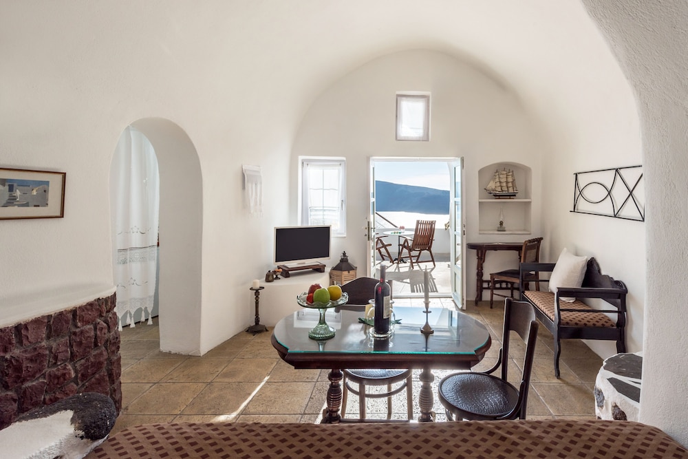 Superior Suite, Jetted Tub (Caldera View) - Photo 25