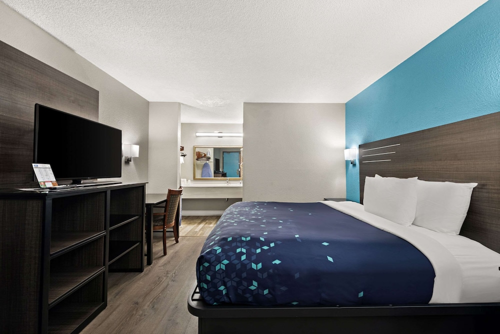 Standard Room, 1 King Bed, Smoking - Photo 3