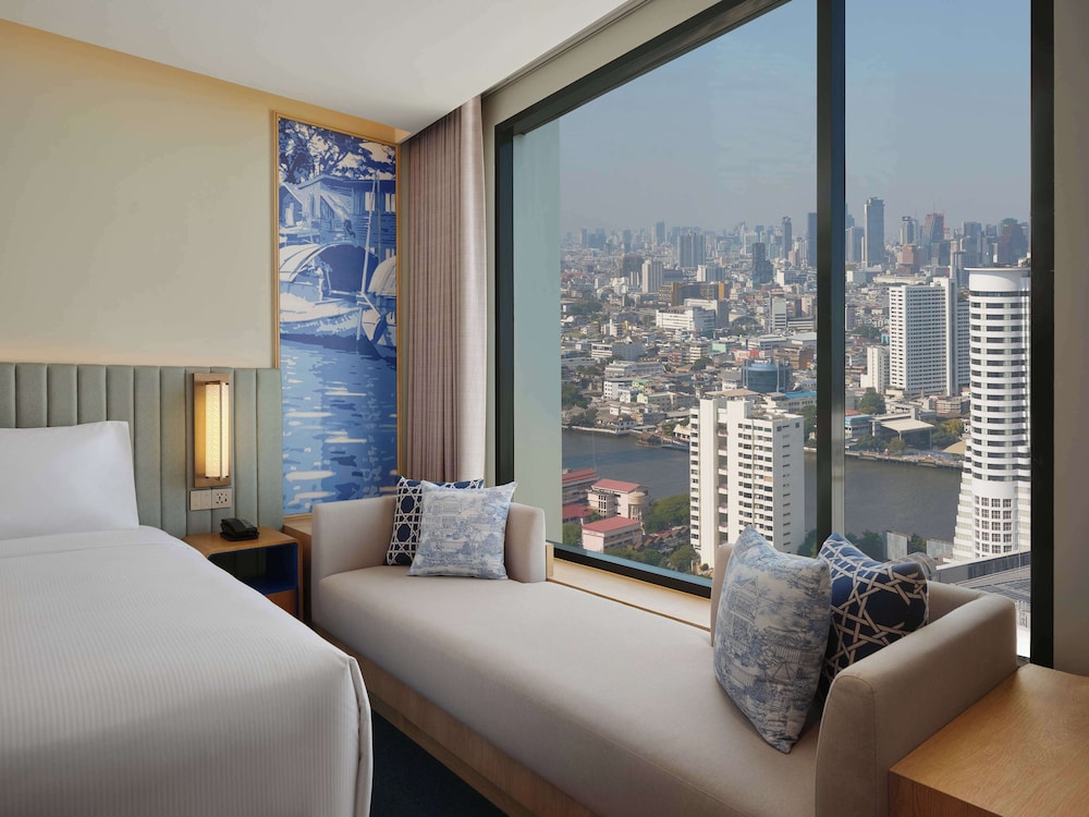 Deluxe Room, 1 King Bed, River View photo 3