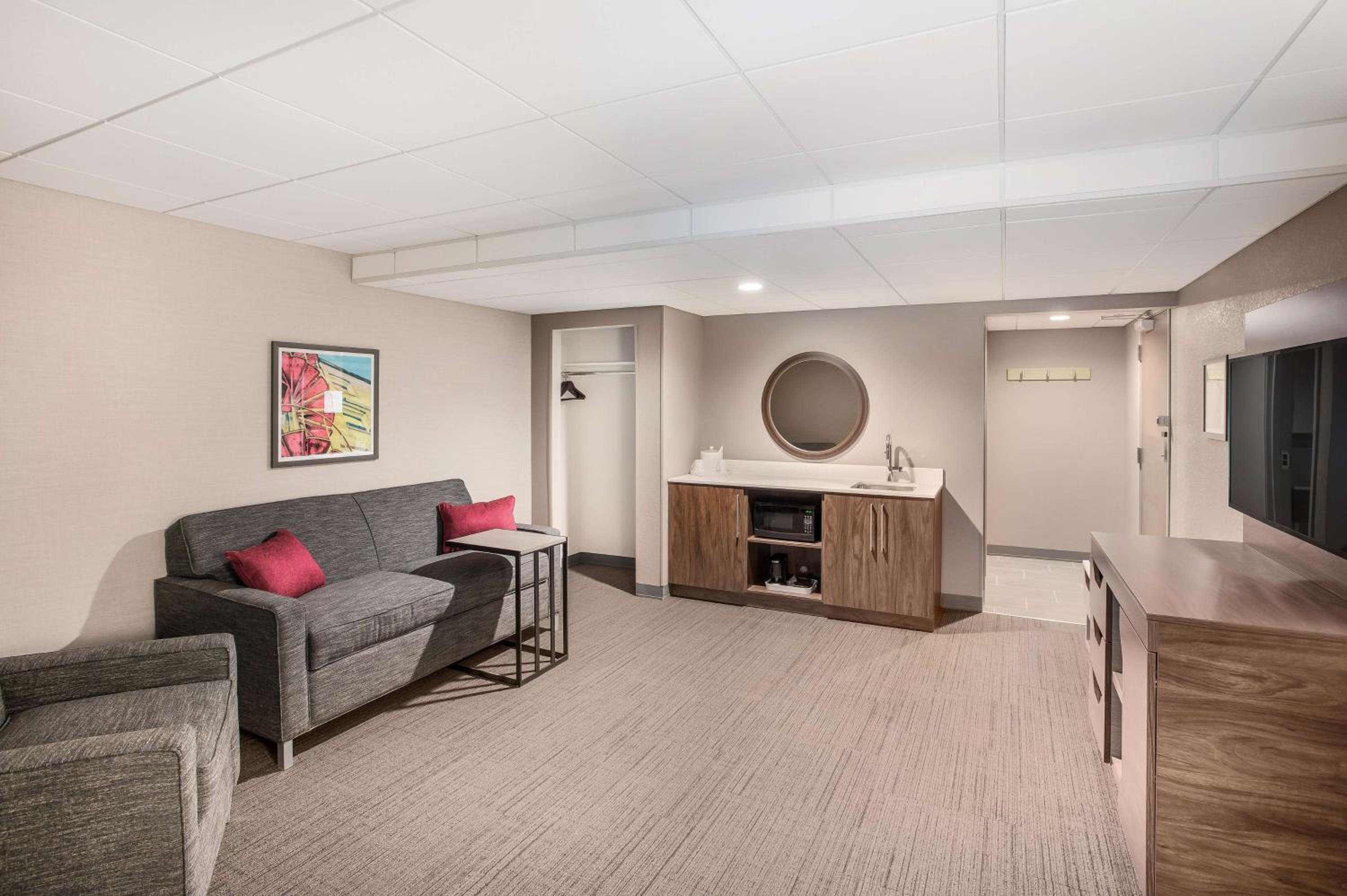 One-Bedroom King Suite - Photo 2