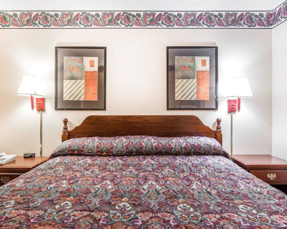 Standard Room, 1 King Bed, Non Smoking photo 2
