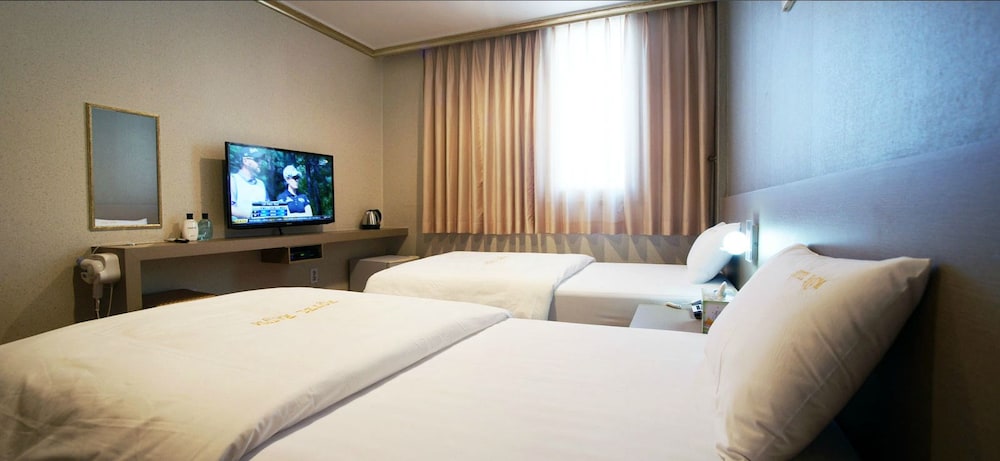 Standard Twin Room - Photo 2