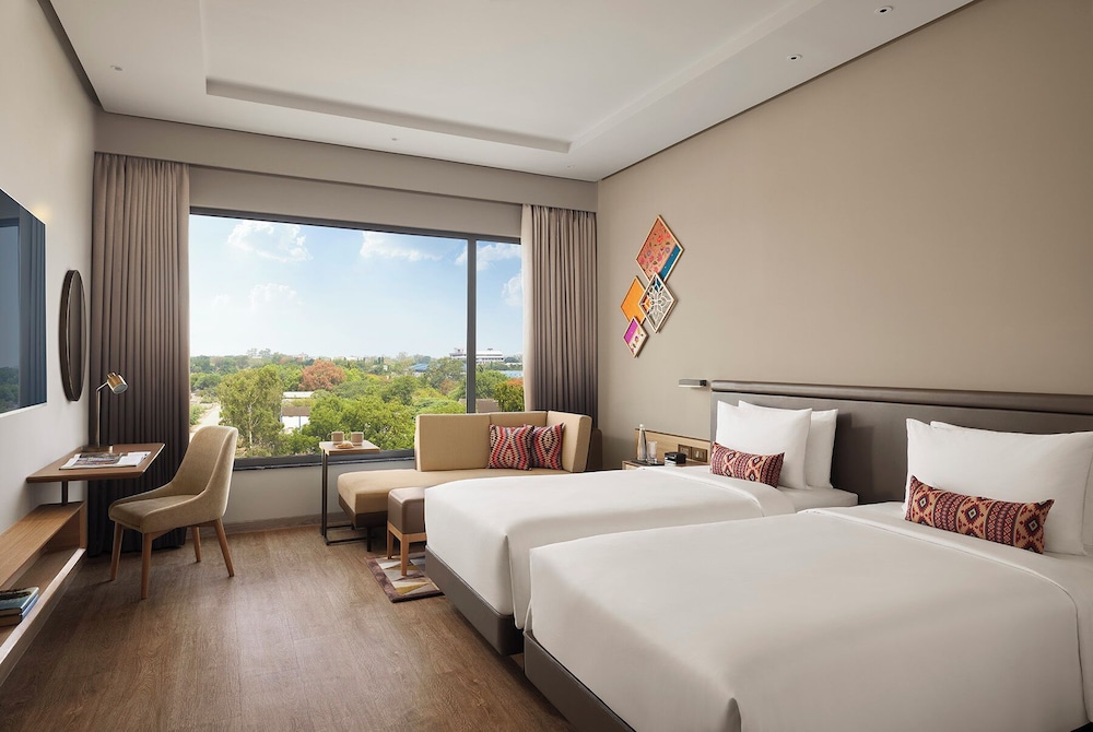 Basic Room, 2 Twin Beds, Pool View photo 2