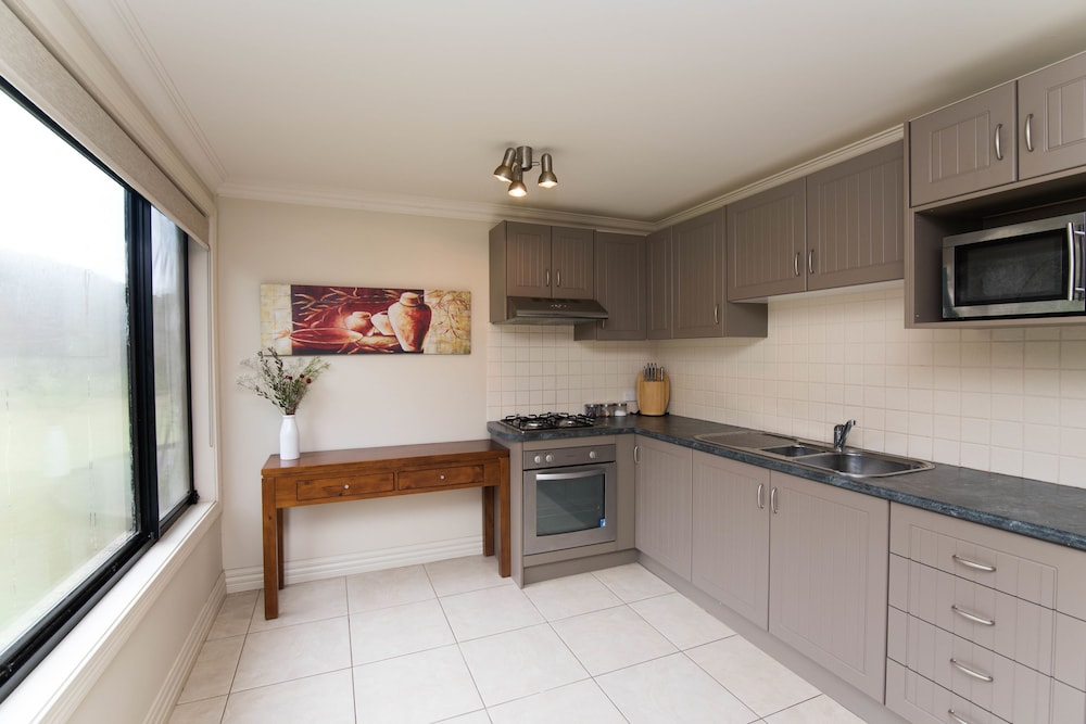 Standard Studio, Kitchen (Manna Gum) photo 2
