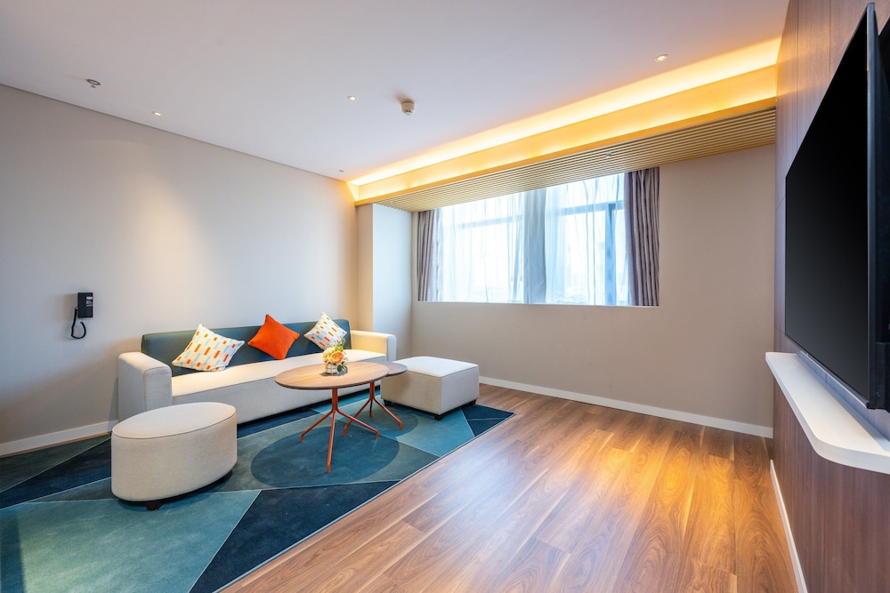 Suite, 1 Bedroom - Photo 6