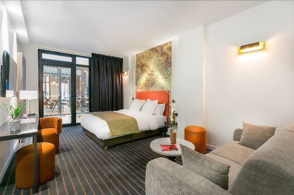 Suite, 1 Double Bed with Sofa bed thumbnail 5