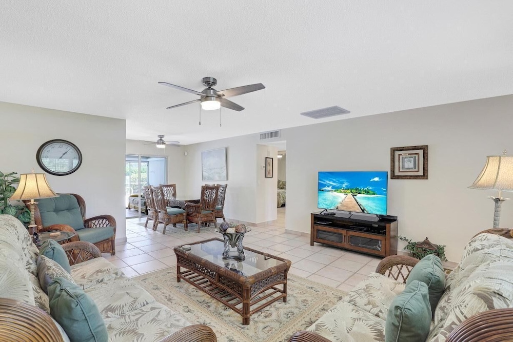 House, Multiple Beds (Cozy home with sunroom, pool and step) photo 1