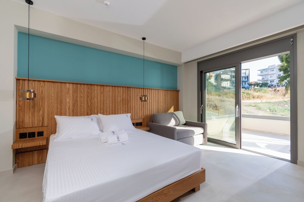 Junior Room, 1 Queen Bed with Sofa bed, Balcony, Partial Sea View photo 2