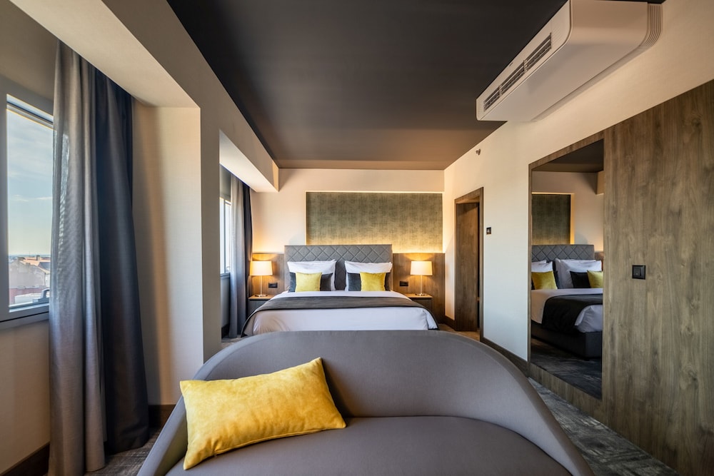 Junior Studio Suite, 1 Queen Bed, Air conditioning photo 1
