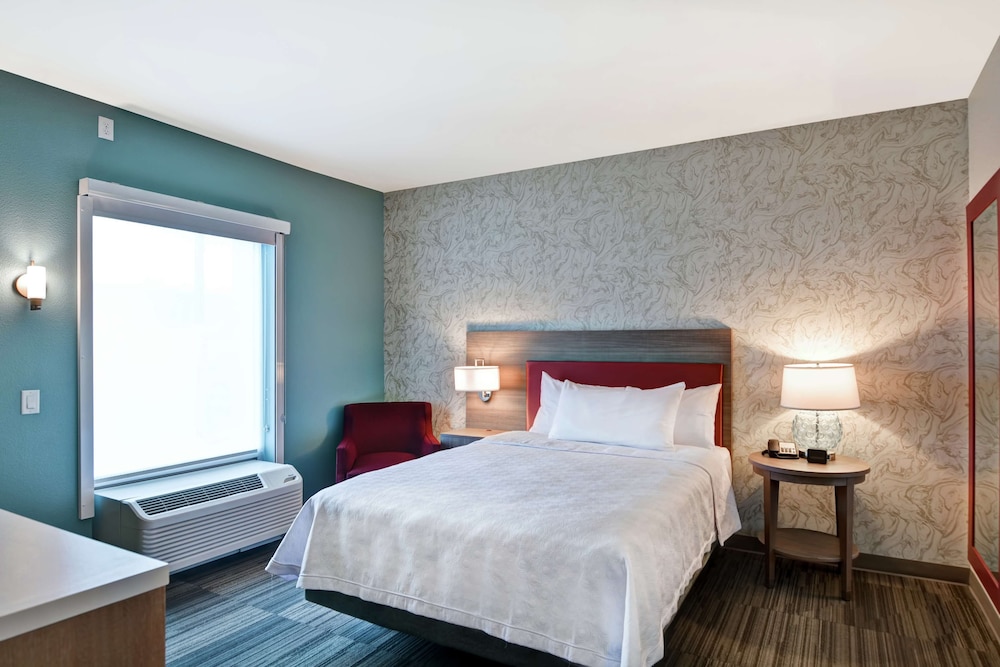 Suite, 1 Queen Bed, Accessible (Mobility & Hearing, Roll-In Shower)