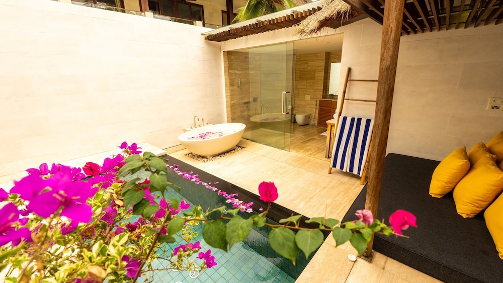 Exclusive Cottage, Hot Tub, Partial Ocean View