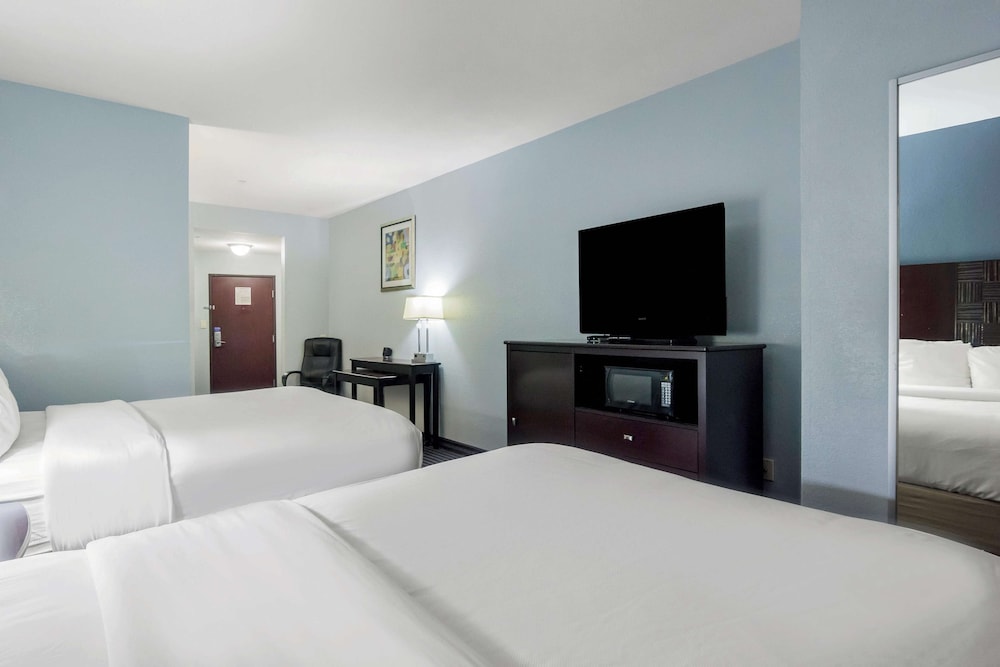 Standard Room, 2 Queen Beds, Non Smoking, Refrigerator & Microwave - Photo 5