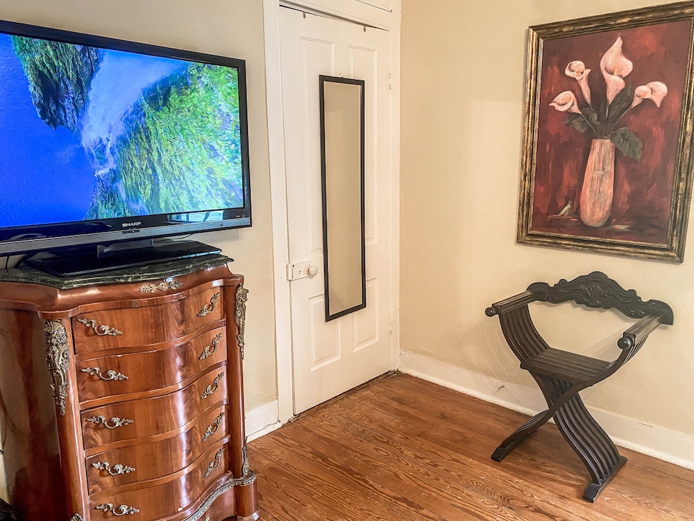 Deluxe Room, 1 King Bed, Refrigerator & Microwave photo 3