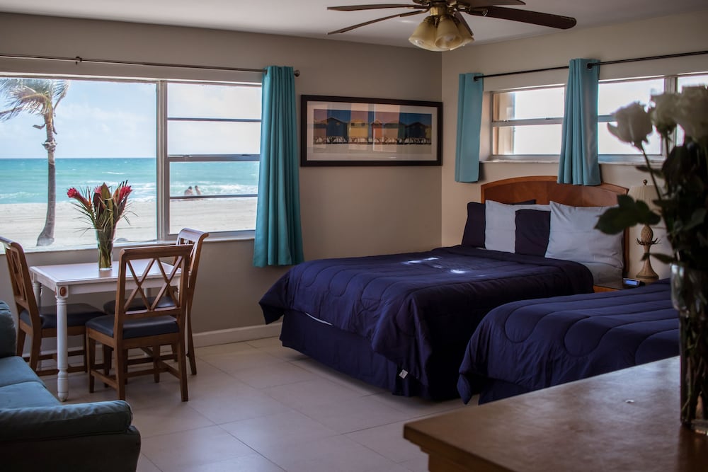 Room (2 Queen Beds and 1 Sofa Bed) - Photo 2