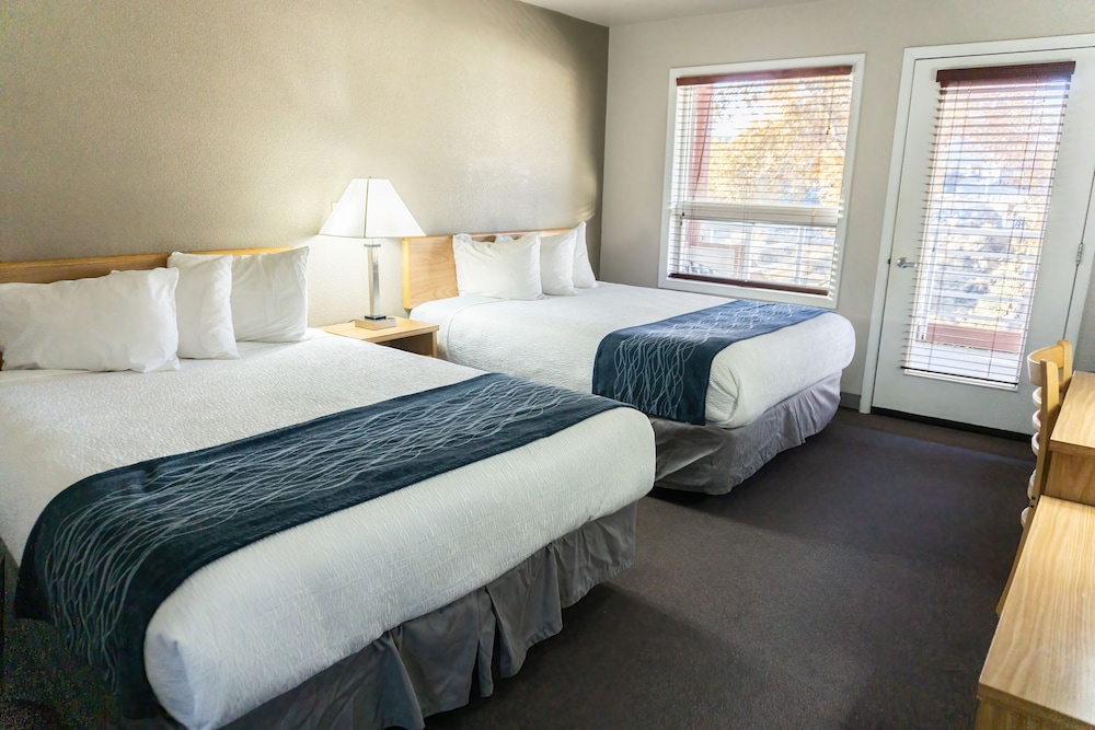 Suite, 2 Queen Beds, Kitchenette, Mountain View photo 3
