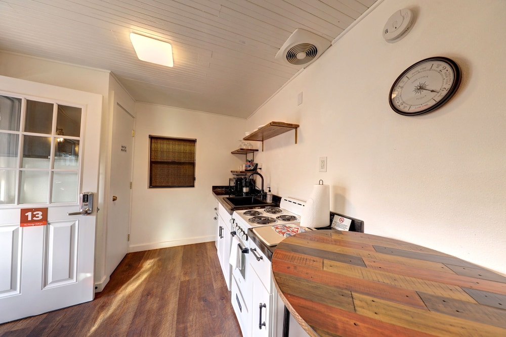 Queen 1 Bedroom Cottage, Kitchen #12 (Pet Friendly)