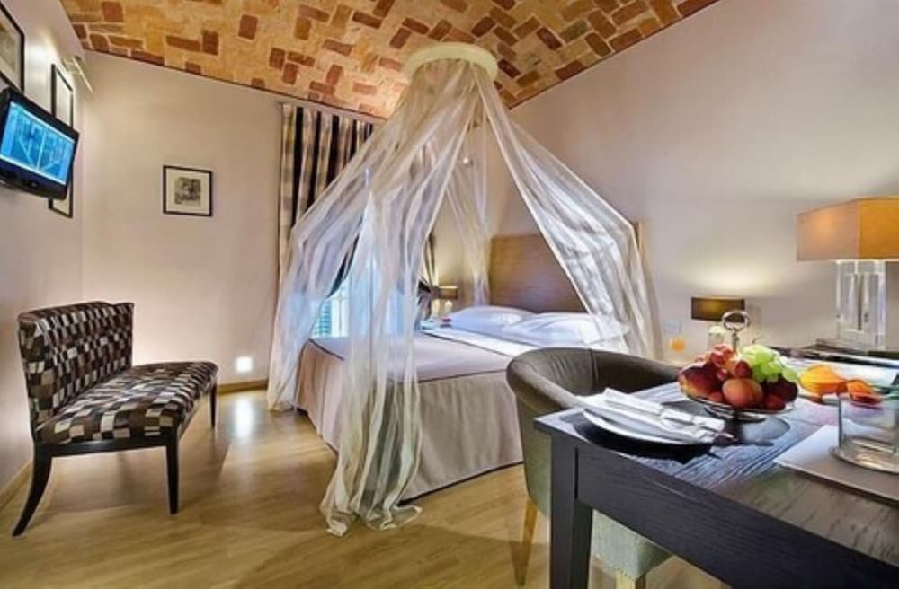 Junior Suite, Jetted Tub - Photo 3
