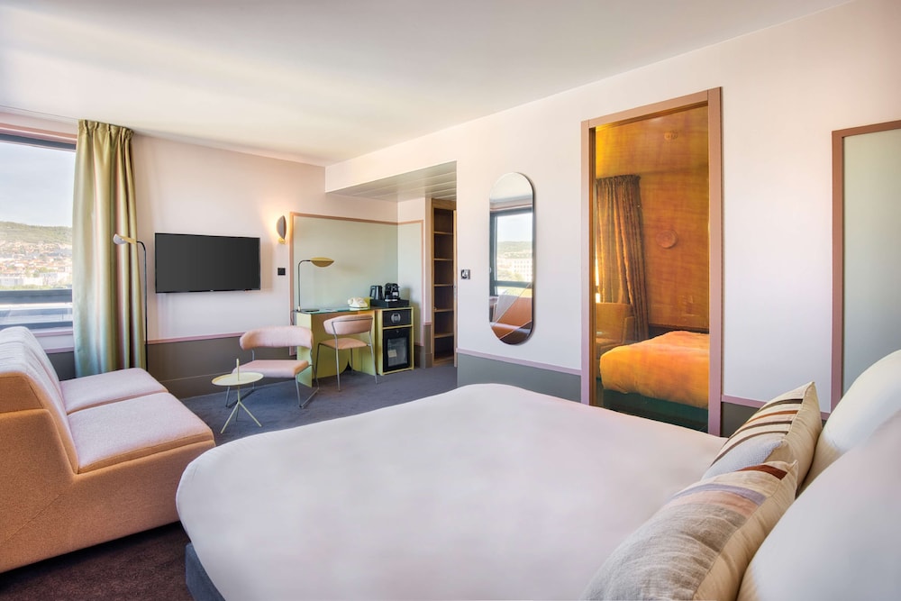 Classic Room, Multiple Beds, Non Smoking - Photo 12
